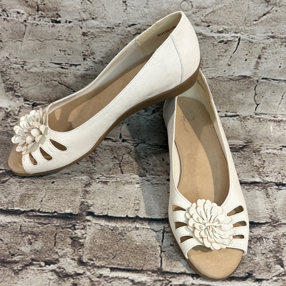 NWOT A2 By Aerosoles White Floral Open Toe Flats - Picture 2 of 8